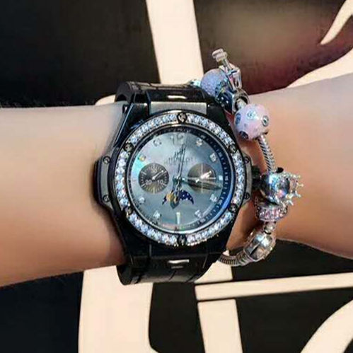 恒寶 HUBLOT 藝術，就是要顛覆壹切規則！在此特別推出Big Bang 女裝系列腕錶攜手國際視覺藝術家陳漫華麗演繹