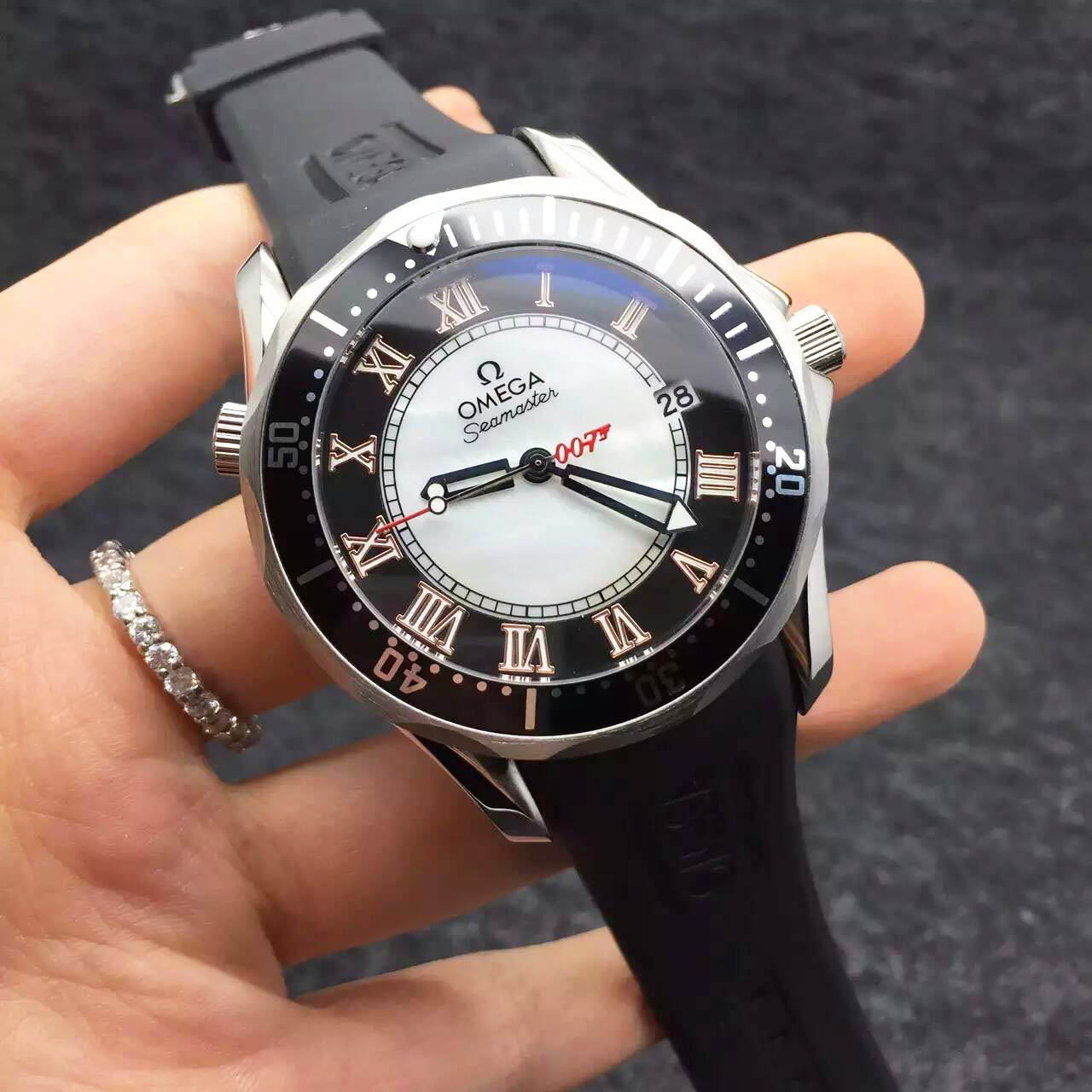 歐米茄海馬007系列限量版潛水錶