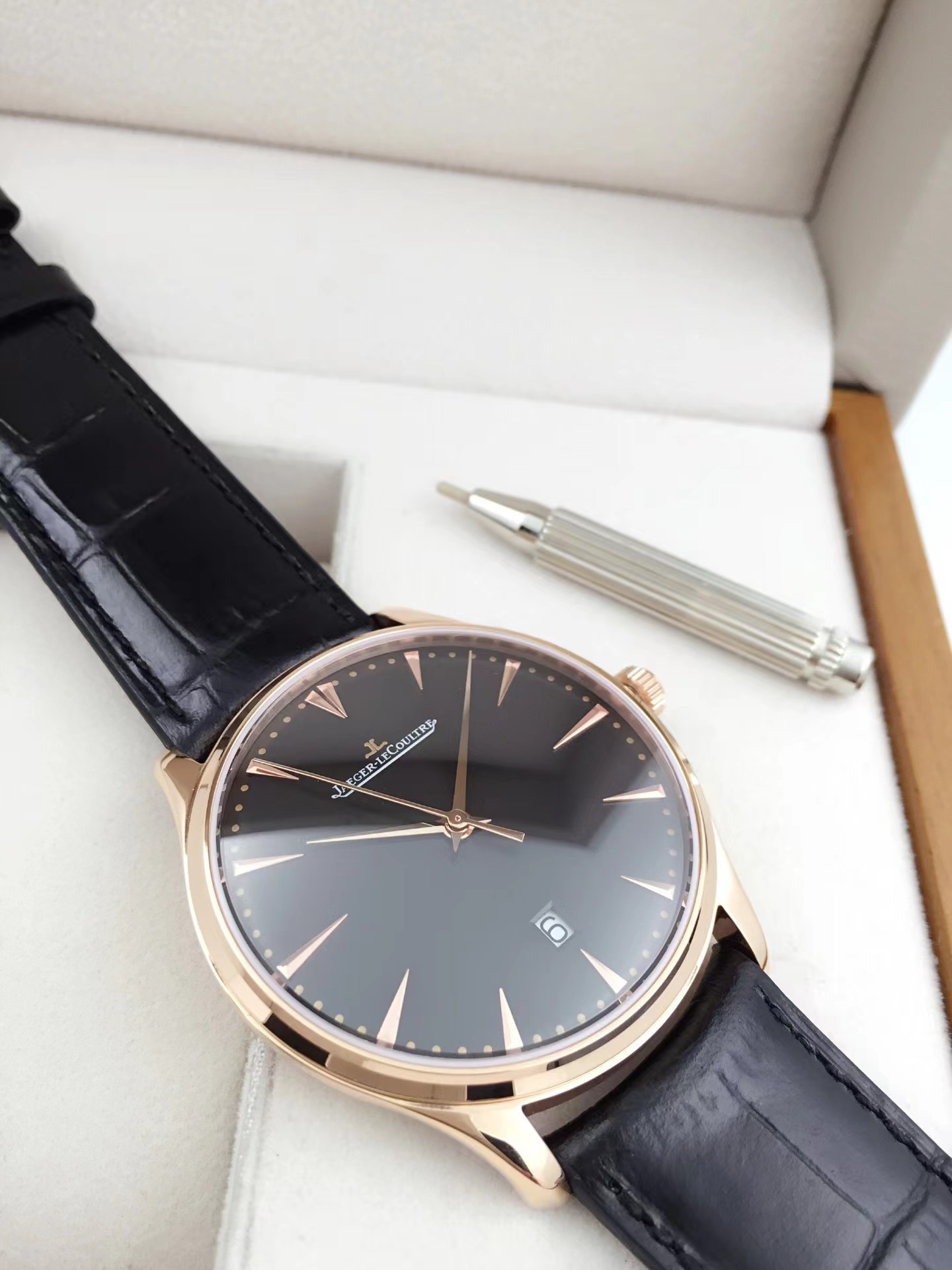 Jaeger-Lecoultre 積家超薄大師系列 直徑：40mmx9mm 材質：316L精鋼上下頂級藍寶石雙蔔鏡面玻璃字面放射紋微孤形時分秒針