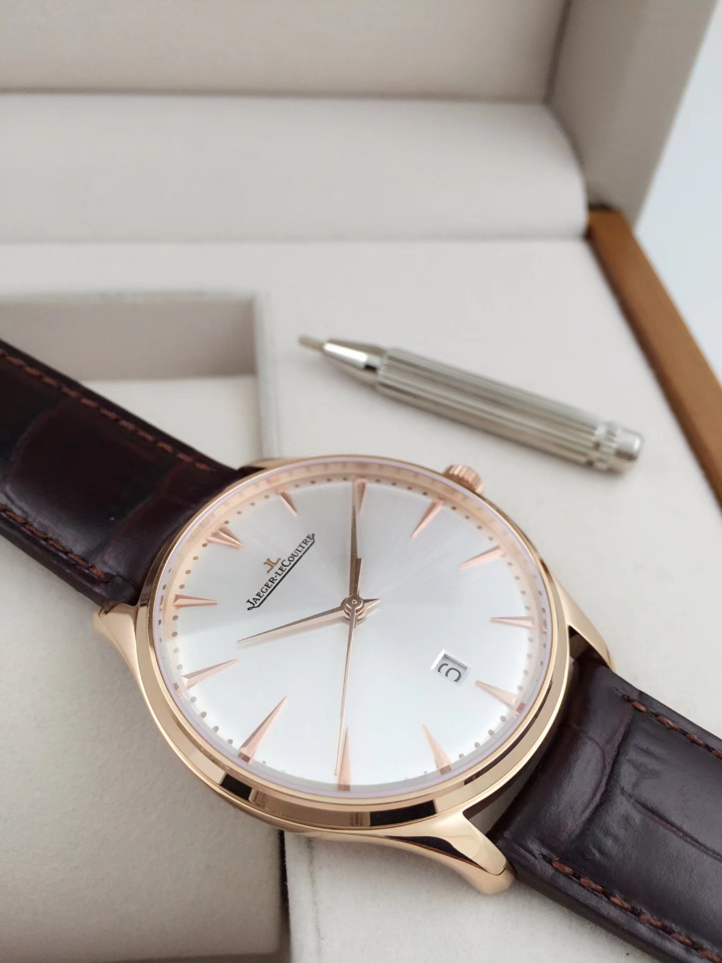 Jaeger-Lecoultre 積家超薄大師系列 直徑：40mmx9mm 材質：316L精鋼上下頂級藍寶石雙蔔鏡面玻璃字面放射紋微孤形時分秒針