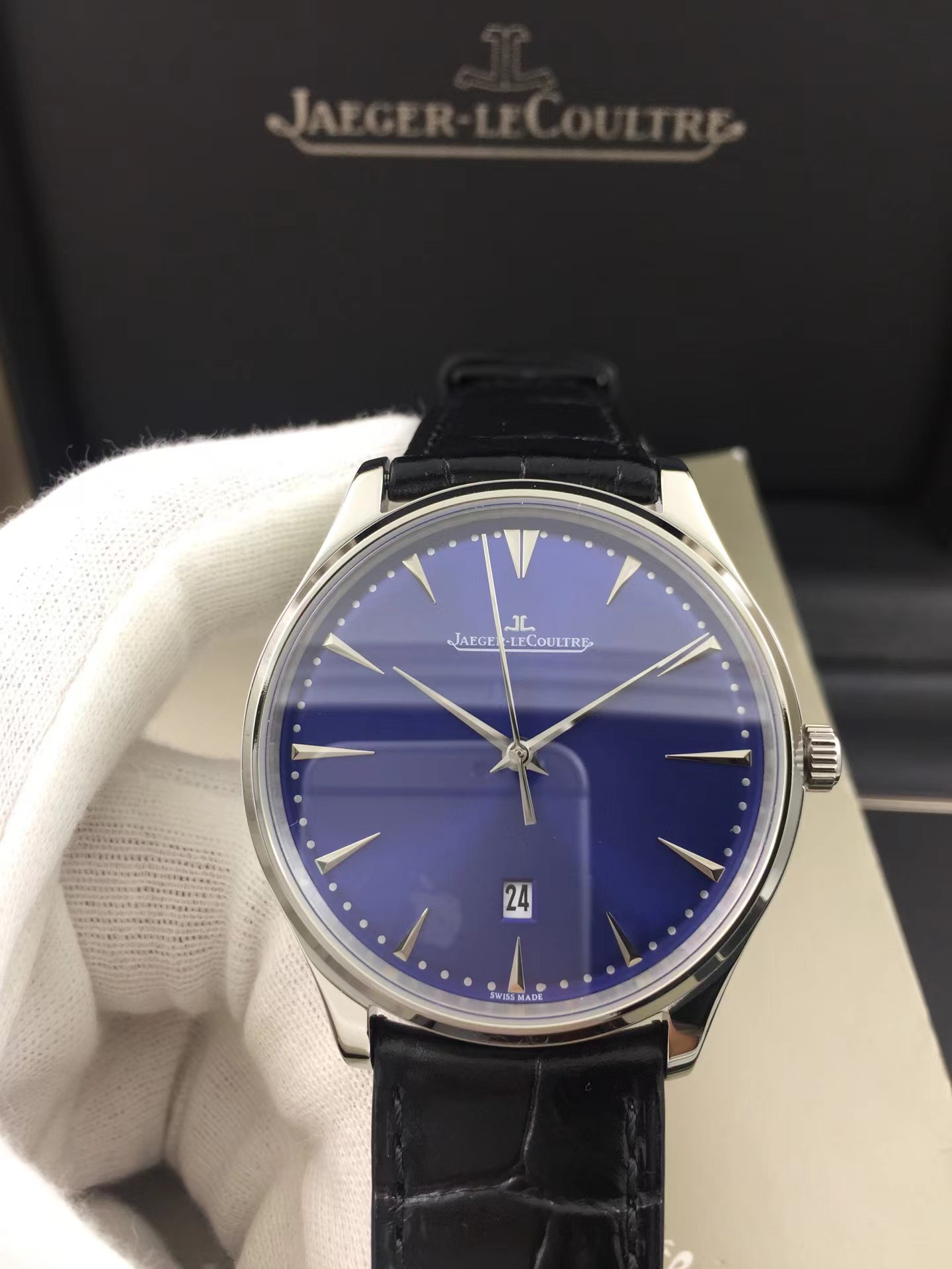 Jaeger-Lecoultre 積家超薄大師系列 直徑：40mmx9mm 材質：316L精鋼上下頂級藍寶石雙蔔鏡面玻璃字面放射紋微孤形時分秒針