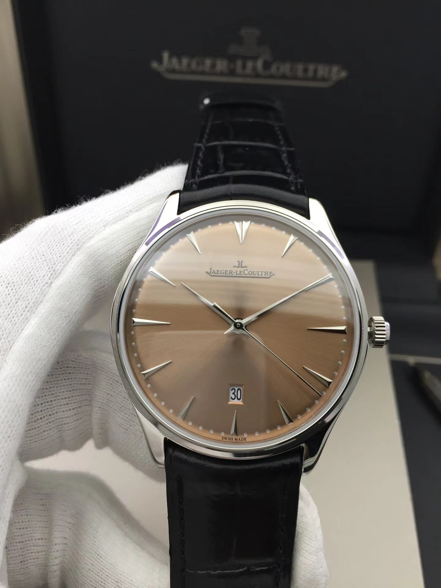 Jaeger-Lecoultre 積家超薄大師系列 直徑：40mmx9mm 材質：316L精鋼上下頂級藍寶石雙蔔鏡面玻璃字面放射紋微孤形時分秒針